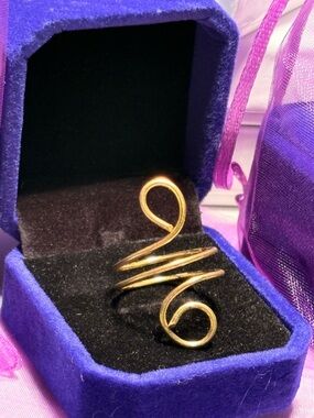 Elegant Gold Swirl Ring